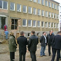 Komisje Rady Powiatu podczas wizytacji modernizacji Budynku dla Policji Powiatowej w Goleniowie