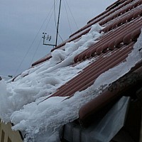 Usuwanie zatorów śnieżnych z dachu starostwa.