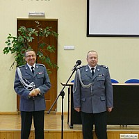Przekazanie sztandaru i rozkazu powołania nowego komendanta Policji w Goleniowie.