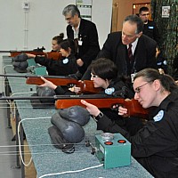 Klasa policyjna I LO w Nowogardzie na strzelnicy