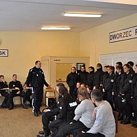 Uczniowie klasy policyjnej w Szkole Policji w Słupsku