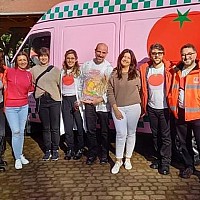 Różowy Ambulans z artystami z Europy odwiedził Dom Pomocy Społecznej w Nowogardzie